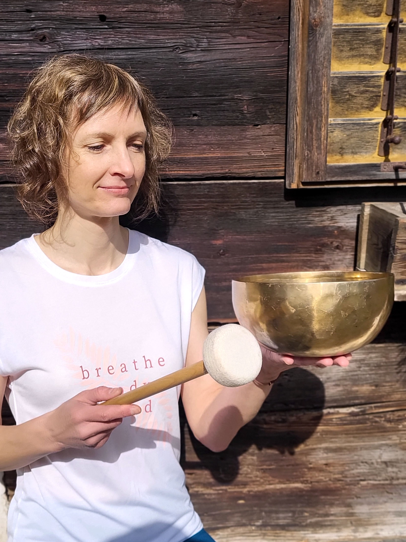 Klangschalen­massage Michaela Ebner